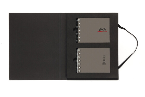 scatola nera con block notes